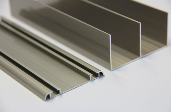 O perfil de alumínio - trilho superior Telussi MTX 013  deixa seus móveis mais elegantes e funcionais. Disponíveis em 3 cores, anodizado natural, inox e bronze. 

